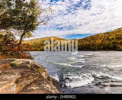 Brooks Falls on the New River mit Fall Colour on the Appalachian Mountains, New River Gorge National Park, West Virginia, USA Stockfoto