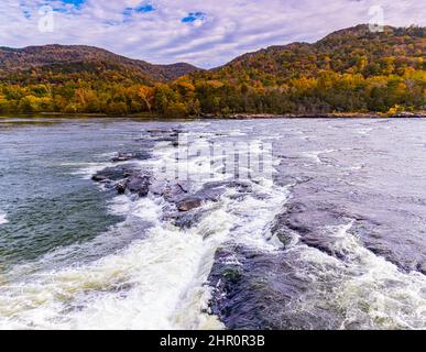 Brooks Falls on the New River mit Fall Colour on the Appalachian Mountains, New River Gorge National Park, West Virginia, USA Stockfoto