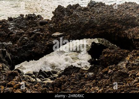 Sea Arch an der Lava Shoreline am Honomolino Beach, Hawaii Island, Hawaii, USA Stockfoto