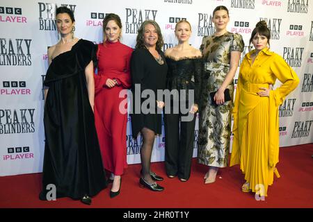 Natasha O'Keeffe (links), Sophie Rundle (2nd links) und Kate Phillips (Mitte-rechts) nahmen an der Premiere der sechsten und letzten Serie von Peaky Blinders bei Cineworld in Birmingham Teil. Bilddatum: Donnerstag, 24. Februar 2022. Stockfoto