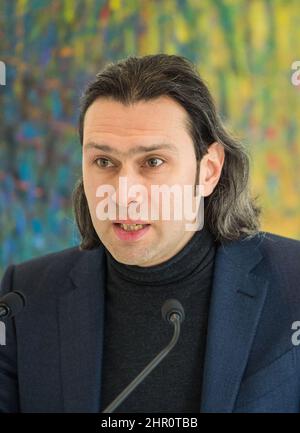 EINGEREICHT - 12. März 2018, Bayern, München: Vladimir Jurowski, Dirigent, spricht auf einer Pressekonferenz, um die neue Leitung der Staatsoper vorzustellen. Der Chefdirigent und künstlerische Leiter des Radio-Sinfonieorchesters Berlin, der russische Dirigent Vladimir Jurowski, hat das ursprünglich ausschließlich russische Programm für zwei Konzerte an diesem Wochenende nach dem russischen Angriff auf die Ukraine geändert. Anstelle von Peter Tschaikowskys slawischer Marsch wird das Orchester nun die ukrainische Nationalhymne zu einer Melodie des ukrainischen Komponisten Werbyzkyj sowie seine Sinfonische Ouvertüre Nr. 1 spielen. (An dpa 'Rundfunk-Sinfon Stockfoto