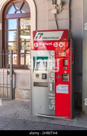 Fossano, Italien - 22. Februar 2022: Automatischer Ticketautomaten von Trenitalia. Eisenbahnunternehmen in Italien von Ferrovie dello Stato (Staatsbahnen). S Stockfoto