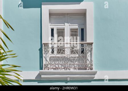 Fenster mit kleinem französischen Balkon in einem neoklassizistischen Gebäude im historischen Zentrum von Cienfuegos, Kuba. Stockfoto