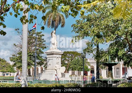 Jose Marti Park und Marmorstatue auf dem Hauptplatz der Stadt, im historischen Zentrum von Cienfuegos, Kuba Stockfoto