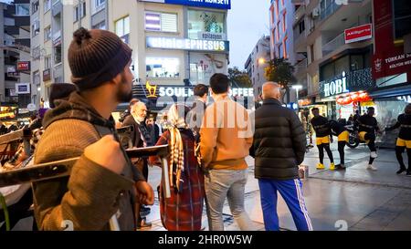 Izmir, Türkei, Türkei. 21st. Februar 2022. Alltag mit zufälligem Volk aus verschiedenen kulturellen und wirtschaftlichen Ebenen im beliebtesten Stadtteil Izmir in Alsancak in der Türkei. (Bild: © Idil Toffolo/Pacific Press via ZUMA Press Wire) Stockfoto