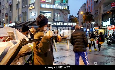 Izmir, Türkei, Türkei. 21st. Februar 2022. Alltag mit zufälligem Volk aus verschiedenen kulturellen und wirtschaftlichen Ebenen im beliebtesten Stadtteil Izmir in Alsancak in der Türkei. (Bild: © Idil Toffolo/Pacific Press via ZUMA Press Wire) Stockfoto