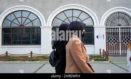 Izmir, Türkei, Türkei. 21st. Februar 2022. Alltag mit zufälligem Volk aus verschiedenen kulturellen und wirtschaftlichen Ebenen im beliebtesten Stadtteil Izmir in Alsancak in der Türkei. (Bild: © Idil Toffolo/Pacific Press via ZUMA Press Wire) Stockfoto
