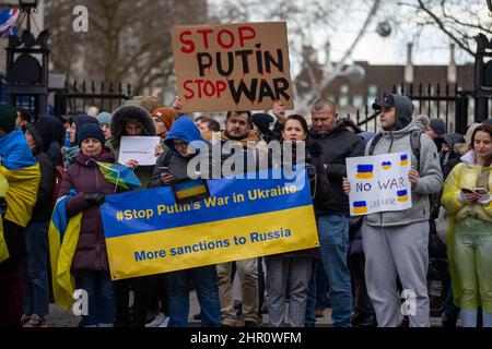 London, England, Großbritannien. 24th. Februar 2022. Ukrainische Demonstranten demonstrieren vor der Downing Street gegen die russische Invasion ihres Landes. (Bild: © Tayfun Salci/ZUMA Press Wire) Stockfoto