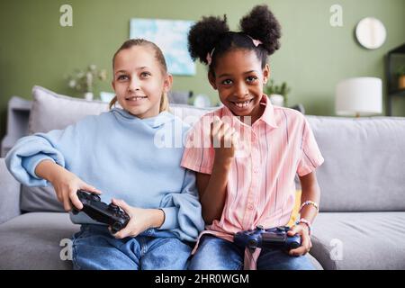 Vorderansicht Porträt von zwei Mädchen spielen Videospiele zu Hause und Spaß im Haus, kopieren Raum Stockfoto