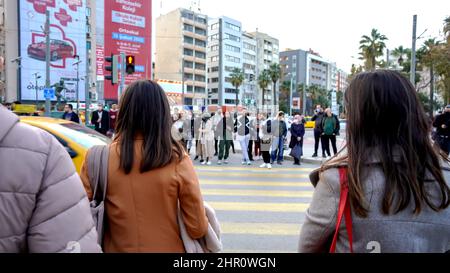 Izmir, Türkei, Türkei. 21st. Februar 2022. Alltag mit zufälligem Volk aus verschiedenen kulturellen und wirtschaftlichen Ebenen im beliebtesten Stadtteil Izmir in Alsancak in der Türkei. (Bild: © Idil Toffolo/Pacific Press via ZUMA Press Wire) Stockfoto