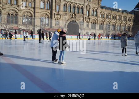 Moskau, Russland, Roter Platz, 02.14.2022. Eislaufbahn auf dem Roten Platz. Die Menschen laufen auf einer Eisbahn. Hochwertige Fotos Stockfoto