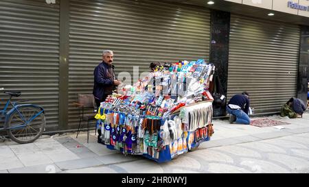 Izmir, Türkei, Türkei. 21st. Februar 2022. Alltag mit zufälligem Volk aus verschiedenen kulturellen und wirtschaftlichen Ebenen im beliebtesten Stadtteil Izmir in Alsancak in der Türkei. (Bild: © Idil Toffolo/Pacific Press via ZUMA Press Wire) Stockfoto