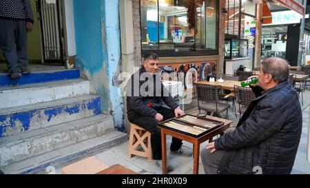 Izmir, Türkei, Türkei. 21st. Februar 2022. Alltag mit zufälligem Volk aus verschiedenen kulturellen und wirtschaftlichen Ebenen im beliebtesten Stadtteil Izmir in Alsancak in der Türkei. (Bild: © Idil Toffolo/Pacific Press via ZUMA Press Wire) Stockfoto