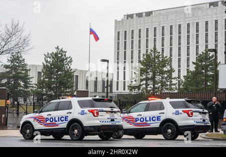 Washington, Usa. 24th. Februar 2022. Der US-Geheimdienst und die Polizei von Washington DC stehen am Donnerstag, dem 24. Februar 2022, in Washington DC vor der russischen Botschaft, wo sich Demonstranten versammelten, um gegen die russische Militärinvasion in die Ukraine zu protestieren. Russland ist heute früher in die Ukraine eingedrungen. Foto von Jemal Gräfin/UPI Credit: UPI/Alamy Live News Stockfoto