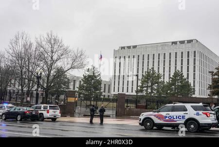 Washington, Usa. 24th. Februar 2022. Der US-Geheimdienst und die Polizei von Washington DC stehen am Donnerstag, dem 24. Februar 2022, in Washington DC vor der russischen Botschaft, wo sich Demonstranten versammelten, um gegen die russische Militärinvasion in die Ukraine zu protestieren. Russland ist heute früher in die Ukraine eingedrungen. Foto von Jemal Gräfin/UPI Credit: UPI/Alamy Live News Stockfoto
