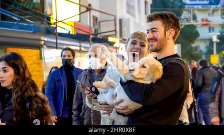 Izmir, Türkei, Türkei. 21st. Februar 2022. Alltag mit zufälligem Volk aus verschiedenen kulturellen und wirtschaftlichen Ebenen im beliebtesten Stadtteil Izmir in Alsancak in der Türkei. (Bild: © Idil Toffolo/Pacific Press via ZUMA Press Wire) Stockfoto