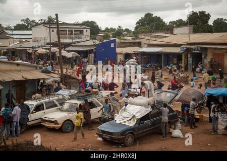 Geschäftige Stadt entlang einer Autobahn - Tanaff, Senegal, Westafrika. Stockfoto