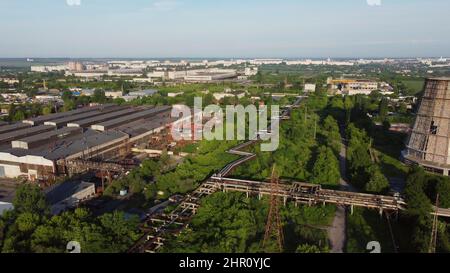 Industriegebiet. Luftaufnahme des großen Logistikparks mit Fabriken von oben Stockfoto