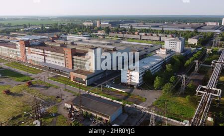 Industriegebiet. Luftaufnahme des großen Logistikparks mit Fabriken von oben Stockfoto