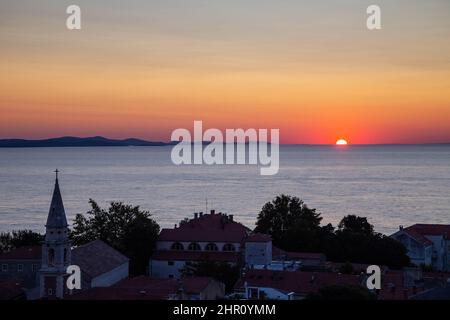 Schöner Sonnenuntergang an der Adria in der kroatischen Stadt Zadar, Europa. Stockfoto