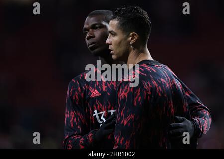 Madrid, Spanien, 23rd. Februar 2022. Paul Pogba von Manchester United umarmt den Teamkollegen Cristiano Ronaldo während des Warm-Up vor dem Spiel der UEFA Champions League im Estadio Metropolitano, Madrid. Bildnachweis sollte lauten: Jonathan Moscrop / Sportimage Stockfoto