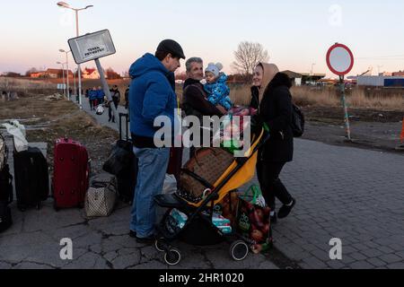 Medyka, Polen. 24th. Februar 2022. Ukrainische Familien überqueren die Grenze, als erste Migranten aus der Ukraine vor der russischen Invasion fliehen und am 24. Februar 2022 in die Grenzstadt Medyka, Polen, einreisen. Während die Armee der Russischen Föderation in die Ukraine einmarschierte, wird der Konflikt zwischen der Ukraine und Russland voraussichtlich 5 Millionen Ukrainer zur Flucht zwingen. Die meisten Flüchtlinge werden in Polen Asyl beantragen. (Foto von Dominika Zarzycka/Sipa USA) Quelle: SIPA USA/Alamy Live News Stockfoto