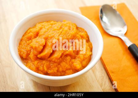 Eine weiße Schüssel, gefüllt mit Kartoffelpüree oder Butternut-Squash Stockfoto