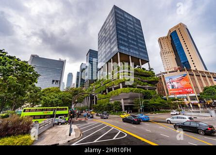 Malaysia, Singapur, 26. März 2018: Glasfassaden von Wolkenkratzern des Finanzdistrikts von Singapur an einem bewölkten Abend, Ansicht von unten, breite Linse Stockfoto