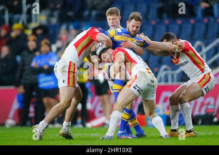 Leeds, Großbritannien. 24th. Februar 2022. Headingley Stadium, Headingley, Leeds, West Yorkshire, 24th. Februar 2022. Betfred Super League Leeds Rhinos vs Catalan Dragons Aidan Sezer von Leeds Rhinos in Angriff genommen von Benjamin Garcia von Catalan Dragons Credit: Touchlinepics/Alamy Live News Stockfoto