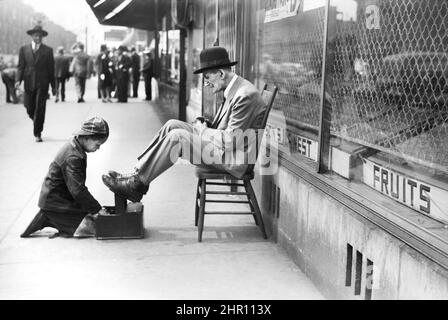 Young Boy Shining Shoes, 47th Street, Chicago, Illinois, USA, Edwin Rosskam, U.S. Office of war Information/USA Farm Security Administration, April 1941 Stockfoto