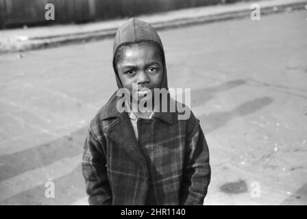 Young Boy, halblanges Porträt, South Side, Chicago, Illinois, USA, Edwin Rosskam, U.S. Office of war Information/USA Farm Security Administration, April 1941 Stockfoto