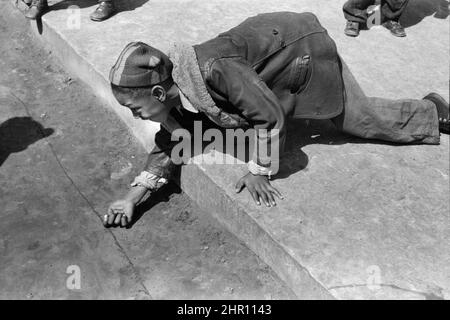 Young Boy Playing Marbles, South Side, Chicago, Illinois, USA, Russell Lee, U.S. Office of war Information/U.S. Farm Security Administration, April 1941 Stockfoto