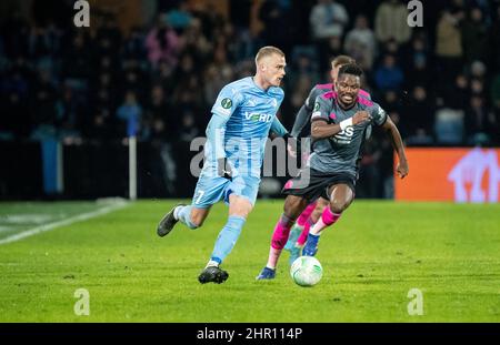 Randers, Dänemark. 24th. Februar 2022. Mikkel Kallesoe (7) vom Randers FC und Daniel Amartey (18) von Leicester City während des UEFA Europa Conference League-Spiels zwischen dem Randers FC und Leicester City im Cepheus Park in Randers. (Foto: Gonzales Photo/Alamy Live News Stockfoto