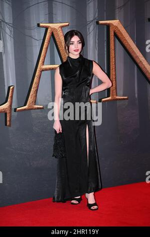 Jessica Reynolds bringt am 24th 2022. Februar die „Outlander“ Season Six Premiere-Kostüme in der Royal Albert Hall, London, Großbritannien, in den Arragefalle. Stockfoto