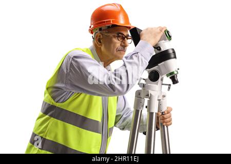 Techniker misst mit einer Positionierstation, die auf weißem Hintergrund isoliert ist Stockfoto