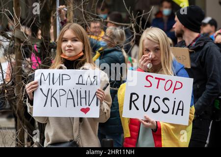 Lissabon, Portugal. 24th. Februar 2022. Während der Demonstration sahen die Demonstranten Plakate halten, auf denen ihre Meinung zum Ausdruck kam.Hunderte von Demonstranten protestierten vor der russischen Botschaft in Portugal gegen die Invasion der Ukraine. Kredit: SOPA Images Limited/Alamy Live Nachrichten Stockfoto