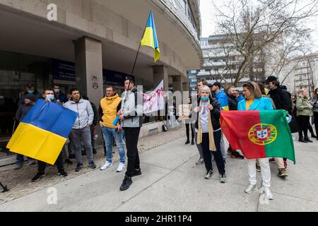 Lissabon, Portugal. 24th. Februar 2022. Während der Demonstration sahen die Demonstranten die ukrainische und portugiesische Flagge halten.Hunderte von Demonstranten protestierten vor der russischen Botschaft in Portugal gegen die Invasion der Ukraine. Kredit: SOPA Images Limited/Alamy Live Nachrichten Stockfoto