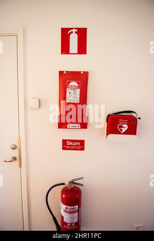 Alingsås, Schweden - september 26 2020: Ein Defibrilator, eine Feuerlöschdecke und ein Feuerlöscher an einer Wand in einem Haus. Stockfoto