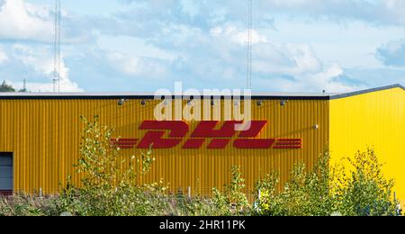 Göteborg, Schweden - August 24 2020: Logo von DHL auf einem Sortierterminal. Stockfoto