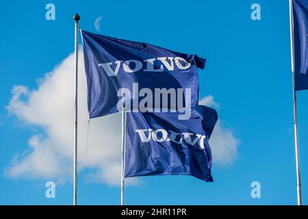 Göteborg, Schweden - August 24 2020: Blaue Volvo-Flaggen winken im Wind. Stockfoto