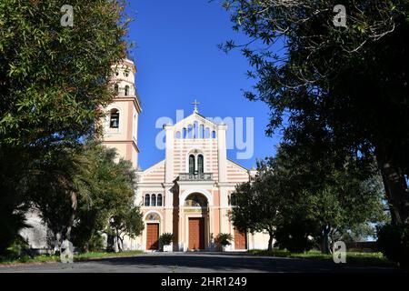 Die Fassade der Kirche, die dem Heiligen Pancras im Dorf Conca dei Marini in Italien gewidmet ist. Stockfoto