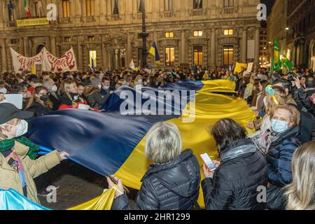 Mailand, Italien - 24 2022. februar - piazza della Scala ukrainische Einwohner und Anhänger tragen Plakate und Flaggen während eines Protestes gegen die russische Invasion in der Ukraine Stockfoto