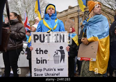 London, England, Großbritannien. 24th. Februar 2022. Ukrainische Bürger, die in London leben, versammelten sich gegenüber der Downing Street, um ihre Wut über die russische Invasion in der Ukraine auszudrücken. (Bild: © Thomas Krych/ZUMA Press Wire) Stockfoto