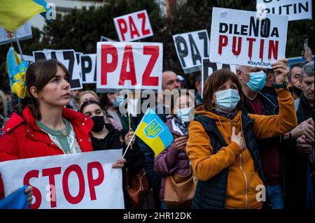 Madrid, Spanien. 24th. Februar 2022. Menschen protestieren mit Plakaten nach den ersten russischen Angriffen, die in der Ukraine registriert wurden. In Madrid lebende Ukrainer versammelten sich vor der russischen Botschaft, um gegen die in mehreren Teilen des ukrainischen Landes registrierten russischen Angriffe zu protestieren, die das Ende des Krieges forderten und Parolen gegen den russischen Präsidenten Wladimir Putin riefen. Quelle: Marcos del Mazo/Alamy Live News Stockfoto