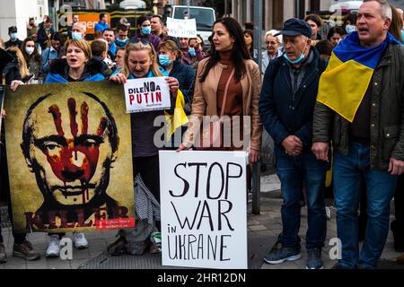 Madrid, Spanien. 24th. Februar 2022. Menschen protestieren mit Plakaten nach den ersten russischen Angriffen, die in der Ukraine registriert wurden. In Madrid lebende Ukrainer versammelten sich vor der russischen Botschaft, um gegen die in mehreren Teilen des ukrainischen Landes registrierten russischen Angriffe zu protestieren, die das Ende des Krieges forderten und Parolen gegen den russischen Präsidenten Wladimir Putin riefen. Quelle: Marcos del Mazo/Alamy Live News Stockfoto
