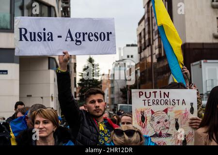 Madrid, Spanien. 24th. Februar 2022. Menschen protestieren mit Plakaten nach den ersten russischen Angriffen, die in der Ukraine registriert wurden. In Madrid lebende Ukrainer versammelten sich vor der russischen Botschaft, um gegen die in mehreren Teilen des ukrainischen Landes registrierten russischen Angriffe zu protestieren, die das Ende des Krieges forderten und Parolen gegen den russischen Präsidenten Wladimir Putin riefen. Quelle: Marcos del Mazo/Alamy Live News Stockfoto