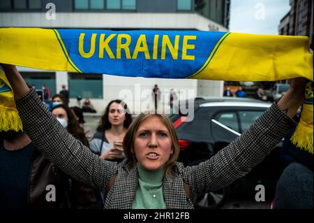 Madrid, Spanien. 24th. Februar 2022. Nach den ersten russischen Angriffen, die in der Ukraine registriert wurden, wird eine Frau protestiert. In Madrid lebende Ukrainer versammelten sich vor der russischen Botschaft, um gegen die in mehreren Teilen des ukrainischen Landes registrierten russischen Angriffe zu protestieren, die das Ende des Krieges forderten und Parolen gegen den russischen Präsidenten Wladimir Putin riefen. Quelle: Marcos del Mazo/Alamy Live News Stockfoto