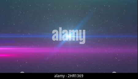 Bild von leuchtendem blauem Licht, das sich über Lichtflecken und Sterne im Hintergrund bewegt Stockfoto