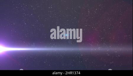 Bild von leuchtendem blauem Licht, das sich über Lichtflecken und Sterne im Hintergrund bewegt Stockfoto