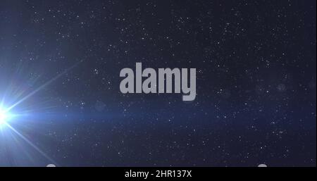 Bild von leuchtendem blauem Licht, das sich über Lichtflecken und Sterne im Hintergrund bewegt Stockfoto